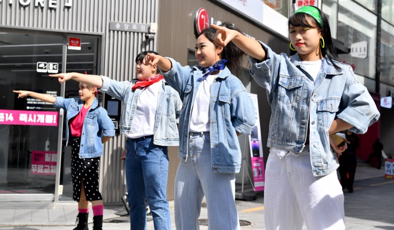 [광주=뉴시스] 이영주 기자 = 제19회 추억의 광주 충장 월드페스티벌 개막 사흘을 앞둔 10일 오전 광주 동구 충장로우체국 앞에서 축제 홍보 댄스 팀이 거리공연을 펼치고 있다. 2022.10.10. leeyj2578@newsis.com