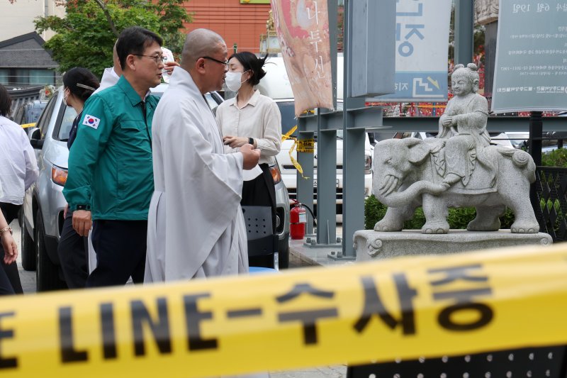 [서울=뉴시스] 박진희 기자 = 최응천 국가유산청장과 대한불교조계종 불교중앙박물관 관장 서봉 스님이 10일 서울 종로구 한국불교역사문화기념관 2층 국제회의장 화재 영향으로 피해를 본 불교중앙박물관 현장을 돌아보고 있다. 2025.06.10. pak7130@newsis.com