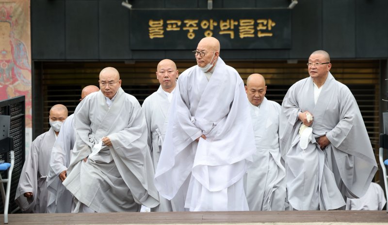 [서울=뉴시스] 홍효식 기자 = 10일 서울 종로구 조계사 옆 한국불교역사문화기념관에서 화재가 발생해 조계종 총무원장 진우스님(가운데) 등이 현장을 확인한 뒤 나서고 있다. 2025.06.10. yesphoto@newsis.com