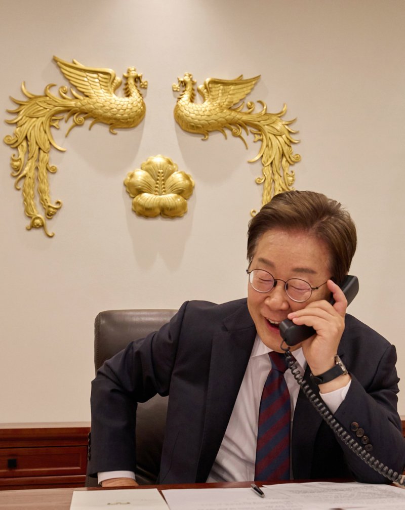 [서울=뉴시스] 이재명 대통령이 10일 서울 용산구 대통령실 청사 집무실에서 시진핑 중국 주석과 통화를 하고 있다. (사진=대통령실 제공) 2025.06.10. photo@newsis.com *재판매 및 DB 금지