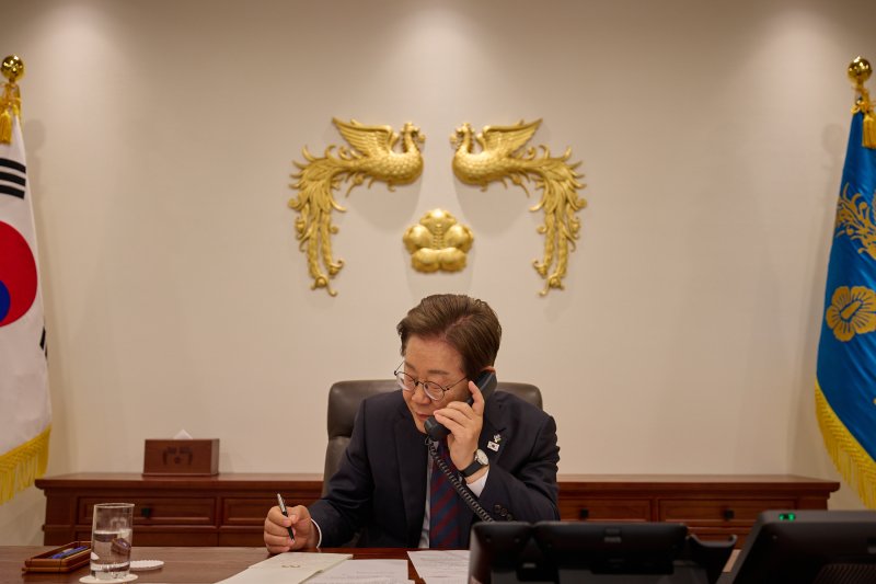 [서울=뉴시스] 이재명 대통령이 10일 서울 용산구 대통령실 청사 집무실에서 시진핑 중국 주석과 통화를 하고 있다. (사진=대통령실 제공) 2025.06.10. photo@newsis.com *재판매 및 DB 금지