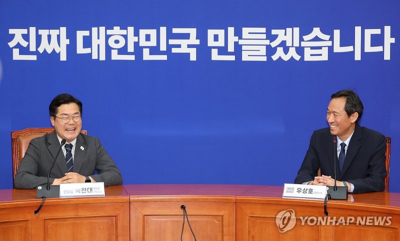 박찬대 대표 직무대행 예방한 우상호 정무수석 (출처=연합뉴스)