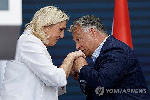 프랑스에서 회합한 프랑스의 마린 르펜과 헝가리 오르반 총리 (출처=연합뉴스)