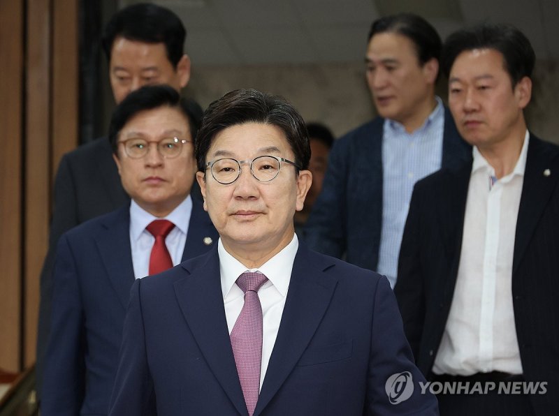 원내대책회의 참석하는 권성동 원내대표 (출처=연합뉴스)