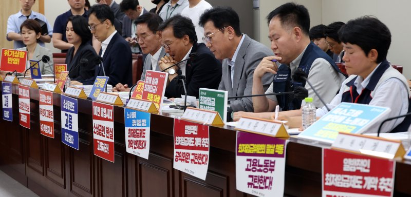 [세종=뉴시스] 강종민 기자 = 10일 세종시 정부세종청사에서 열린 최저임금위원회 4차 전원회의에서 노사 위원들의 좌석 앞에 각자의 주장을 적은 팻말이 붙어 있다. 2025.06.10. ppkjm@newsis.com