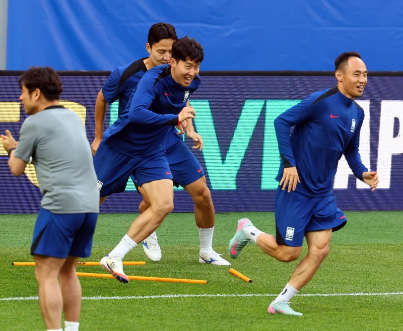 [서울=뉴시스] 박주성 기자 = 9일 서울 마포구 서울월드컵경기장에서 대한민국 축구대표팀 손흥민과 문선민이 내일 있을 2026 국제축구연맹(FIFA) 북중미 월드컵 아시아 3차 예선 조별리그 B조 10차전 쿠웨이트전을 대비해 훈련을 하고 있다. 2025.06.09. park7691@newsis.com