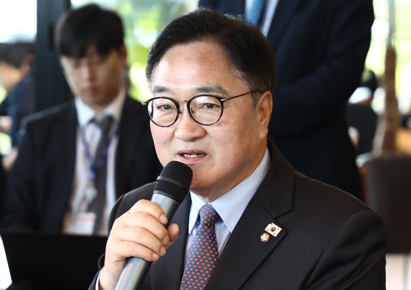 우원식 국회의장이 지난 5일 서울 여의도 국회 강변서재에서 열린 '세계 환경의 날 기념 국회 기후위기특위 초청 차담회'에서 인사말을 하고 있다. 뉴스1