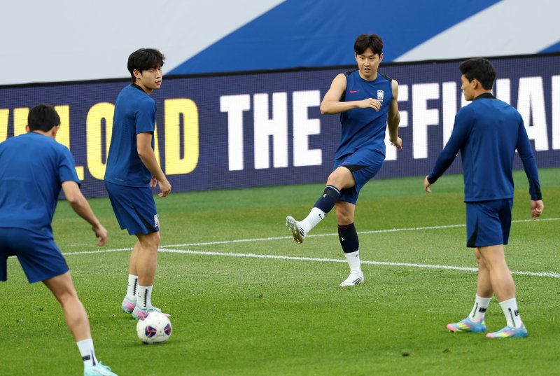축구대표팀의 이강인과 배준호. /뉴스1 ⓒ News1 이승배 기자