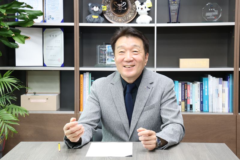 허장현 강원테크노파크 원장이 지난 10일 집무실에서 가진 인터뷰에서 지난 2년간의 성과와 앞으로 2년간 임기동안 목표에 대해 설명하고 있다. 강원테크노파크 제공