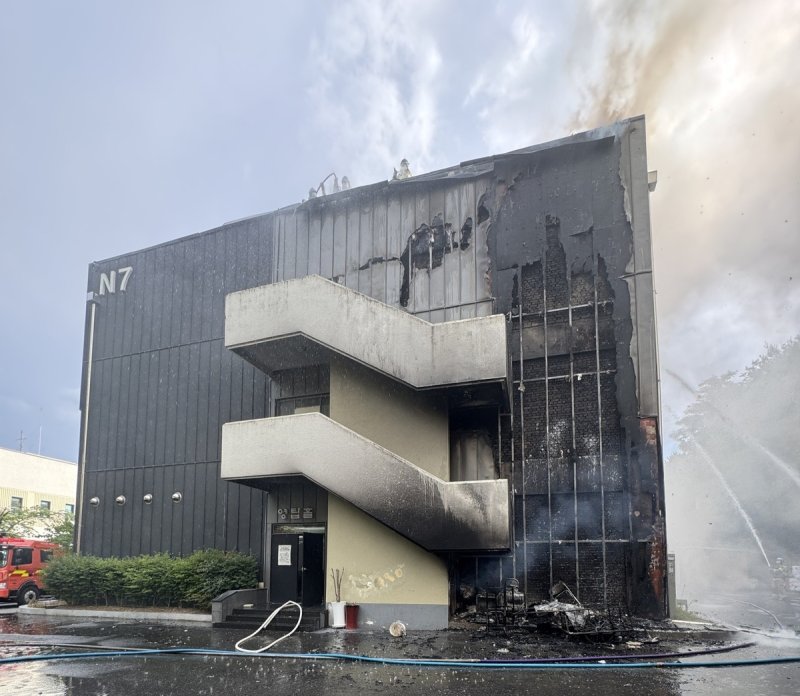 불에 탄 충남대 학생회관 외벽 (출처=연합뉴스)