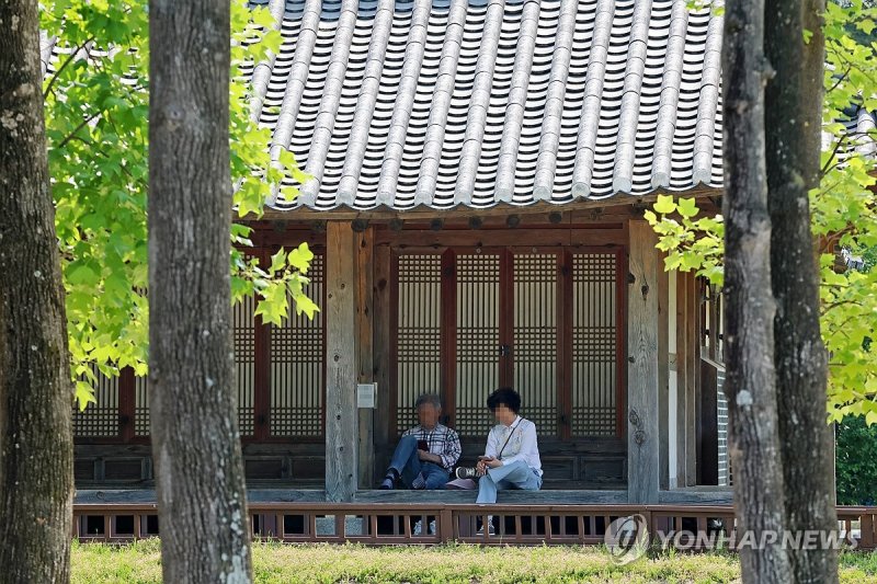 무더위 식히는 한옥 툇마루 (출처=연합뉴스)