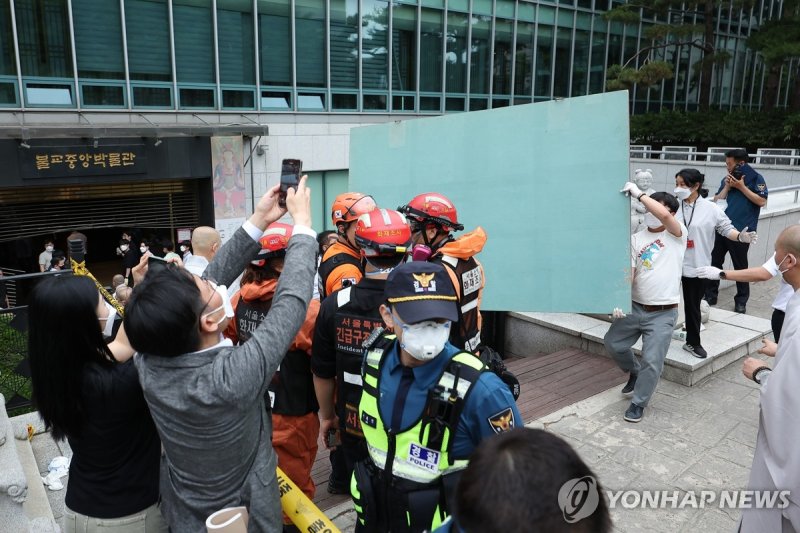 옮겨지는 불교 문화재 (출처=연합뉴스)