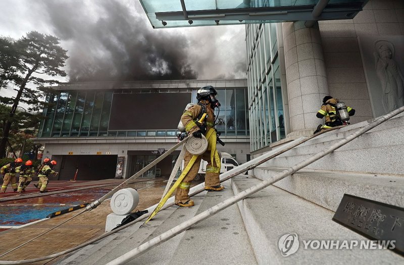 화재 발생한 조계종 국제회의장으로 들어가는 소방관들 (출처=연합뉴스)