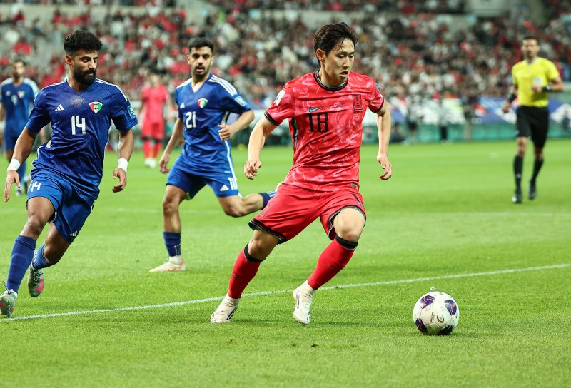 10일 오후 서울 마포구 상암동 서울월드컵경기장에서 열린 2026 국제축구연맹(FIFA) 북중미 월드컵 아시아 3차 예선 B조 10차전 대한민국과 쿠웨이트의 경기, 대한민국 이강인이 공격을 시도하고 있다. 2025.6.10/뉴스1 ⓒ News1 김도우 기자