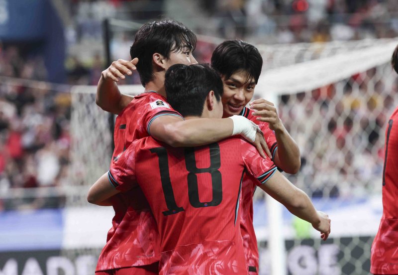 10일 서울 마포구 서울월드컵경기장에서 열린 2026 국제축구연맹(FIFA) 북중미월드컵 아시아 3차 예선 한국과 쿠웨이트의 경기, 한국 이강인이 두번째 골을 넣고 오현규, 전진우와 기쁨을 나누고 있다.뉴시스
