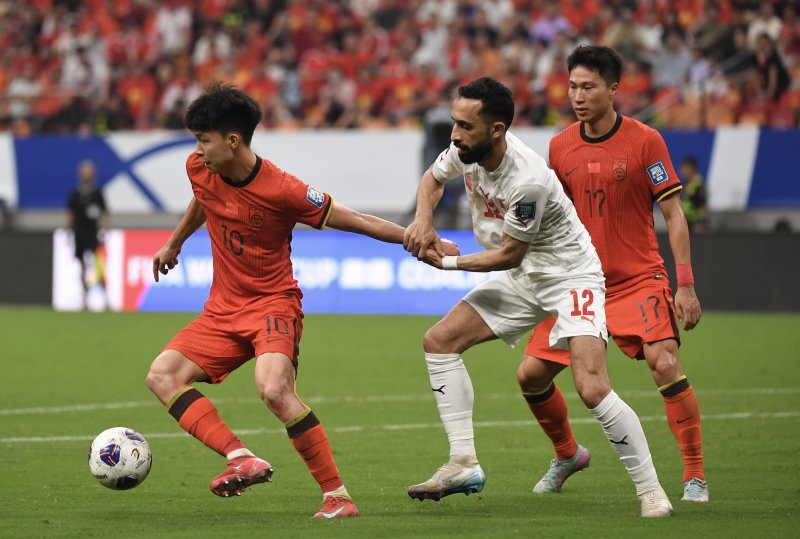 [충칭=신화/뉴시스] 10일 중국 남자 축구 대표팀의 왕위동과 바레인 축구 대표팀의 마흐디 압둘자바르가 볼 경합을 벌이고 있다. 2025.06.10.