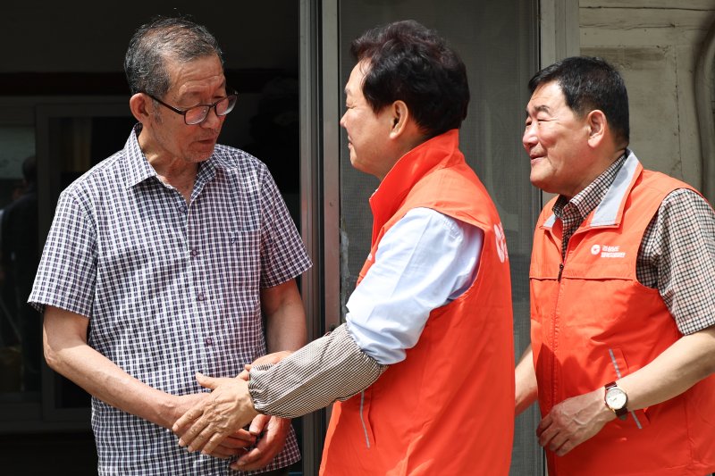 [거창=뉴시스]박완수(가운데) 경남도지사가 10일 거창군에 거주하는 독립유공자 유족 박길섭 씨 자택을 방문해 주거환경 개선 작업을 돕기에 앞서 격려하고 있다. 오른쪽은 박형인 광복회 경남지부장. (사진=경남도 제공) 2025.06.10. photo@newsis.com