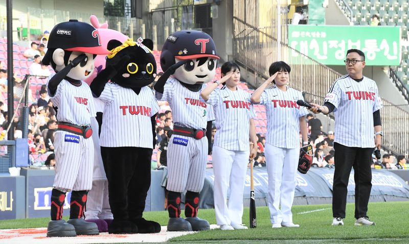 서해 수호 55용사의 딸들, 장교되어 프로야구 시구·시타 나서