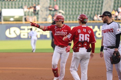 10일 LG와 경기에서 1루 출루 후 기뻐하는 SSG 최지훈(왼쪽). (출처=연합뉴스)