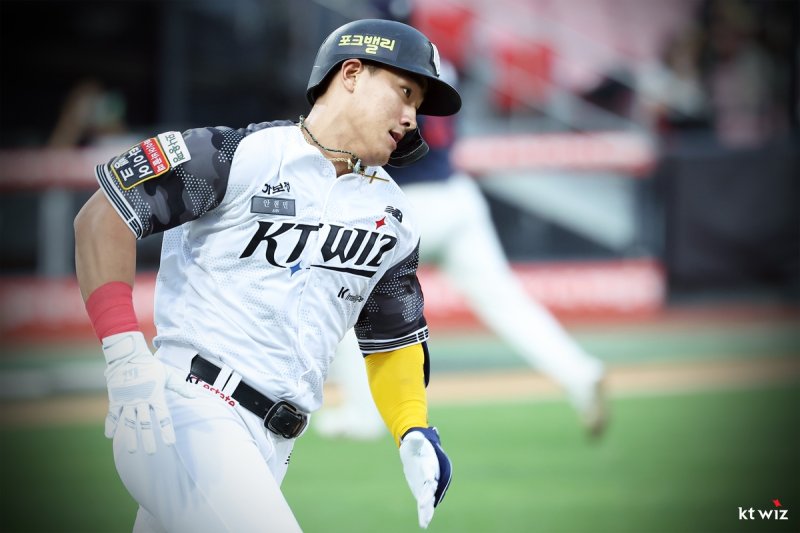 맹타로 수비 실수를 만회한 kt 안현민 (출처=연합뉴스)