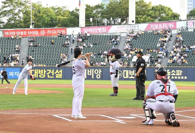 서해 수호 55용사의 딸들, 장교되어 프로야구 시구·시타 나서