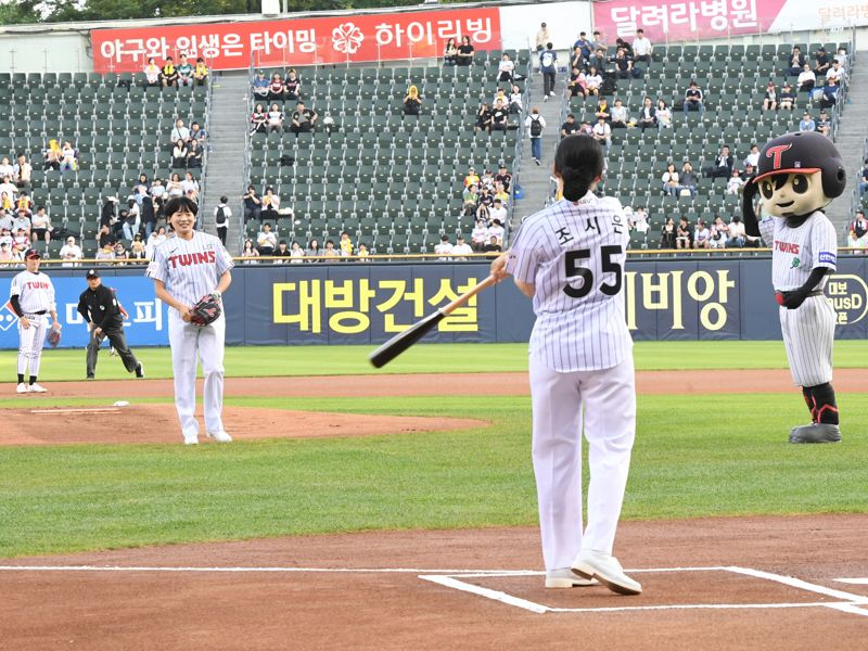 서해 수호 55용사의 딸들, 장교되어 프로야구 시구·시타 나서