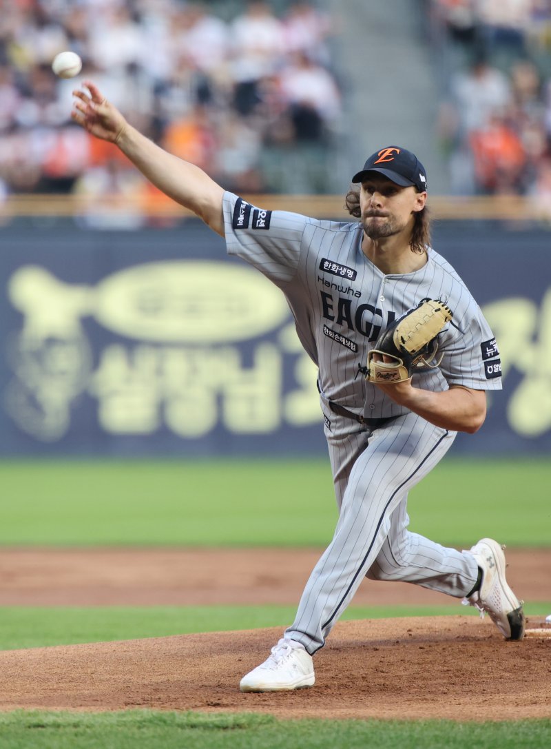 [서울=뉴시스] 김금보 기자 = 29일 서울 송파구 잠실야구장에서 열린 프로야구 2025 KBO리그 한화 이글스와 LG 트윈스의 경기, 1회말 한화 선발 와이스가 역투 하고 있다. 2025.05.29. kgb@newsis.com