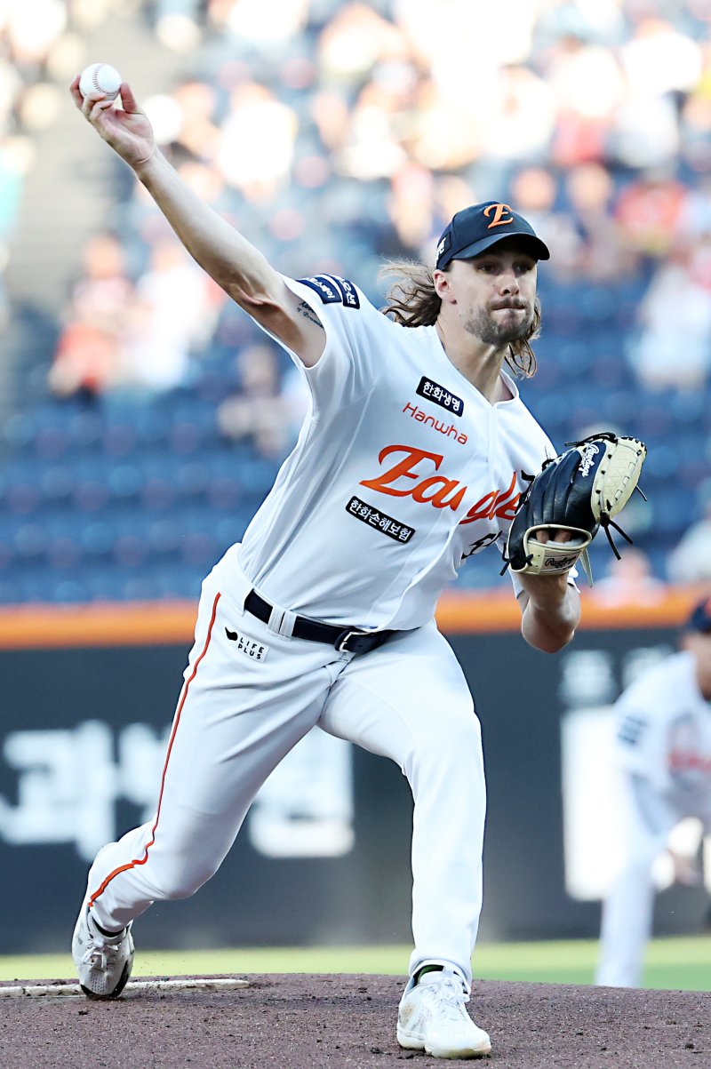4일 대전 한화생명볼파크에서 열린 '2025 신한 SOL 뱅크 KBO리그' 프로야구 한화 이글스 대 KT 위즈 경기에서 한화 선발 와이스가 투구하고 있다. 2025.6.4/뉴스1 ⓒ News1 김기남 기자