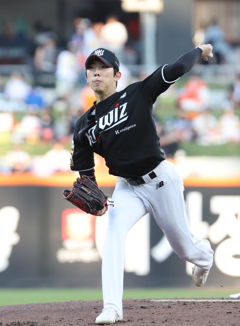 4일 대전 한화생명볼파크에서 열린 '2025 신한 SOL 뱅크 KBO리그' 프로야구 한화 이글스 대 KT 위즈 경기에서 KT 선발 오원석이 투구하고 있다 2025.6.4/뉴스1 ⓒ News1 김기남 기자