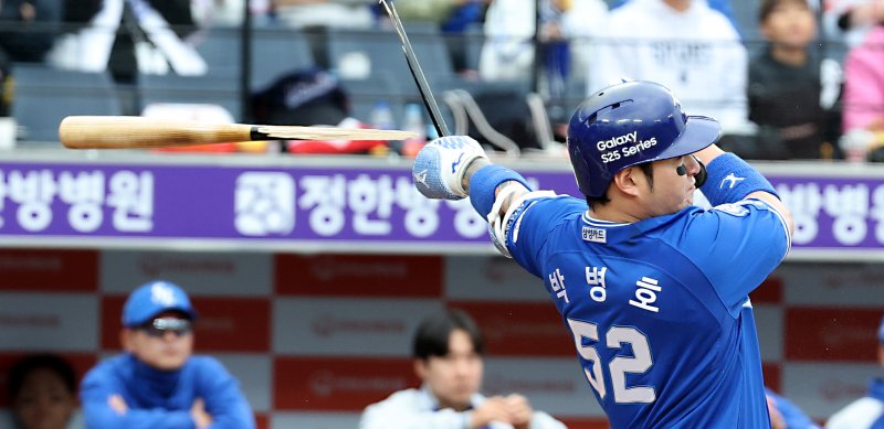 6일 대전 한화생명볼파크에서 열린 '2025 신한 SOL 뱅크 KBO리그' 프로야구 한화 이글스와 삼성라이온즈 경기에서 6회초 삼성 박병호가 친 타구에 배트가 부러지고 있다. 2025.5.6/뉴스1 ⓒ News1 김기남 기자