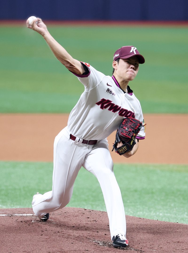 키움 선발 김윤하가 11일 서울 구로구 고척스카이돔에서 열린 '2025 신한 SOL뱅크 KBO리그' 한화 이글스와 키움 히어로즈의 경기에서 역투하고 있다. 2025.5.11/뉴스1 ⓒ News1 김성진 기자