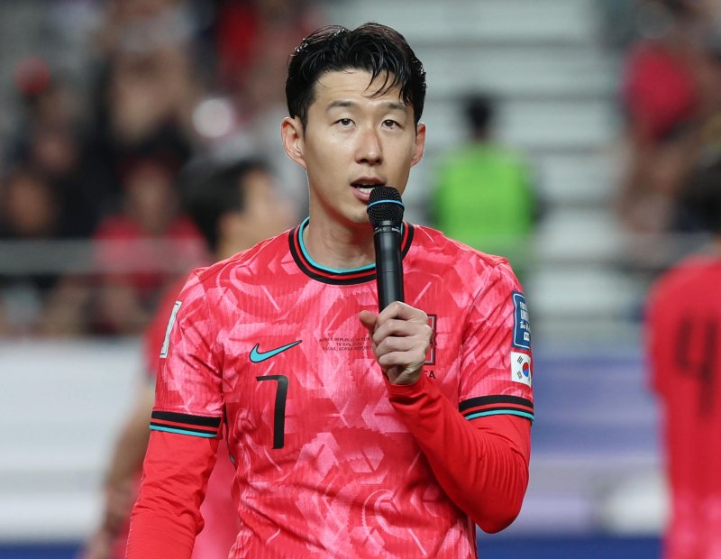 [서울=뉴시스] 김근수 기자 = 11회 연속 월드컵 본선 진출에 성공한 한국 축구대표팀 손흥민이 10일 서울 마포구 서울월드컵경기장에서 열린 2026 국제축구연맹(FIFA) 북중미월드컵 아시아 3차 예선 쿠웨이트와 경기를 마치고 인사말을 하고 있다. 2025.06.10. ks@newsis.com