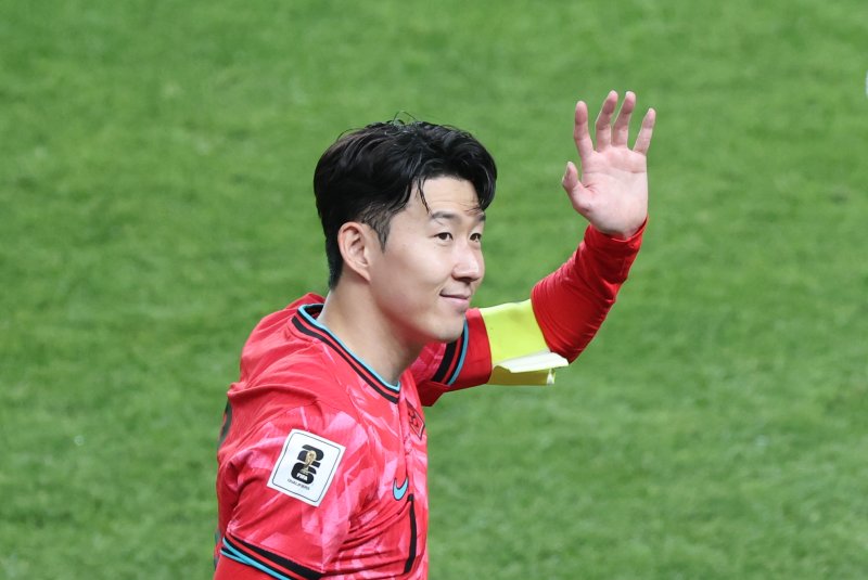 10일 오후 서울 마포구 상암동 서울월드컵경기장에서 열린 2026 국제축구연맹(FIFA) 북중미 월드컵 아시아 3차 예선 B조 10차전 대한민국과 쿠웨이트의 경기, 대한민국 손흥민이 4대0 승리 후 관중들에게 손을 들어 인사하고 있다. 2025.6.10/뉴스1 ⓒ News1 이승배 기자