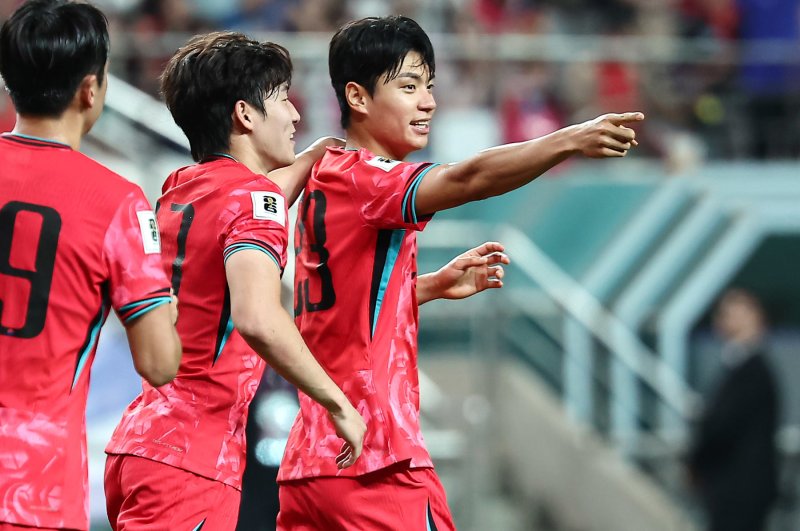 10일 오후 서울 마포구 상암동 서울월드컵경기장에서 열린 2026 국제축구연맹(FIFA) 북중미 월드컵 아시아 3차 예선 B조 10차전 대한민국과 쿠웨이트의 경기, 대한민국 전진우가 상대 자책골을 유도 후 기뻐하고 있다. 2025.6.10/뉴스1 ⓒ News1 김도우 기자