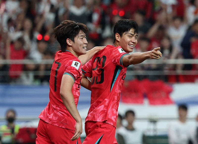 [서울=뉴시스] 김명년 기자 = 10일 서울 마포구 서울월드컵경기장에서 열린 2026 국제축구연맹(FIFA) 북중미월드컵 아시아 3차 예선 한국과 쿠웨이트의 경기, 한국 전진우가 상대의 자책골을 유도한 후 기뻐하고 있다. 2025.06.10. kmn@newsis.com