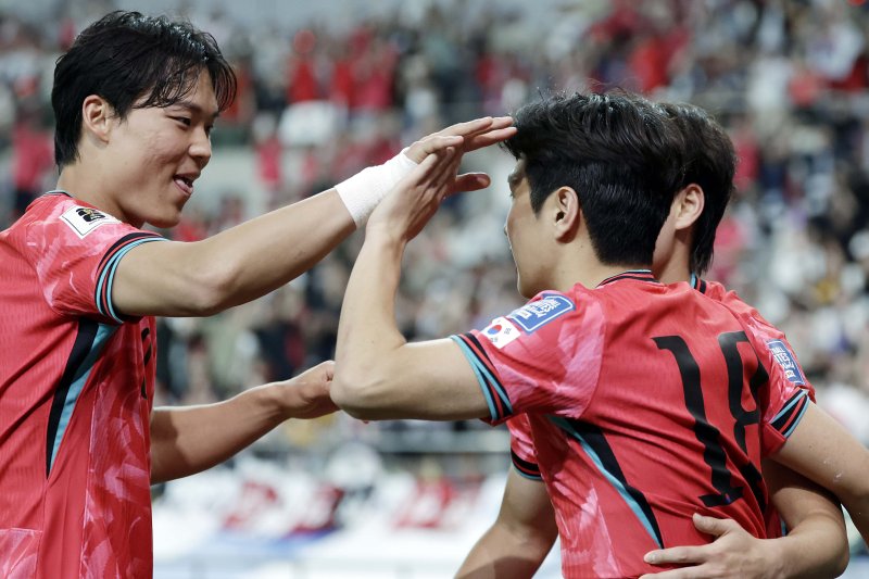 [서울=뉴시스] 최동준 기자 = 10일 서울 마포구 서울월드컵경기장에서 열린 2026 국제축구연맹(FIFA) 북중미월드컵 아시아 3차 예선 한국과 쿠웨이트의 경기, 이강인 추가골을 성공시킨 뒤 오현규와 기뻐하고 있다. 2025.06.10. photocdj@newsis.com