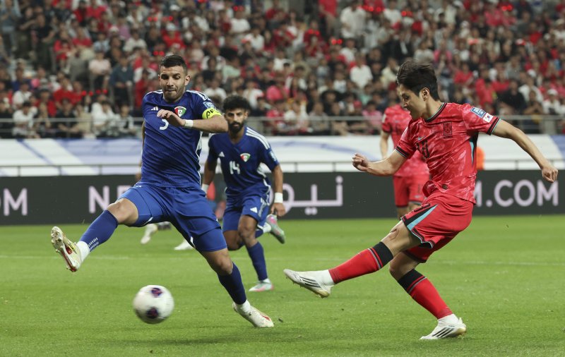 [서울=뉴시스] 김근수 기자 = 10일 서울 마포구 서울월드컵경기장에서 열린 2026 국제축구연맹(FIFA) 북중미월드컵 아시아 3차 예선 한국과 쿠웨이트의 경기, 한국 이강인이 골을 성공 시키고 있다. 2025.06.10. ks@newsis.com