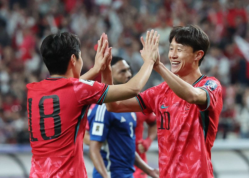 [서울=뉴시스] 김명년 기자 = 10일 서울 마포구 서울월드컵경기장에서 열린 2026 국제축구연맹(FIFA) 북중미월드컵 아시아 3차 예선 한국과 쿠웨이트의 경기, 한국 이재성이 팀의 네 번째 골을 넣은 후 이강인과 기뻐하고 있다. 2025.06.10. kmn@newsis.com