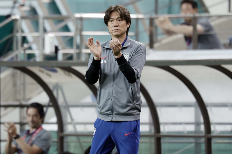 [서울=뉴시스] 최동준 기자 = 10일 서울 마포구 서울월드컵경기장에서 열린 2026 국제축구연맹(FIFA) 북중미월드컵 아시아 3차 예선 한국과 쿠웨이트의 경기, 홍명보 감독이 선수들을 격려하고 있다. 2025.06.10. photocdj@newsis.com