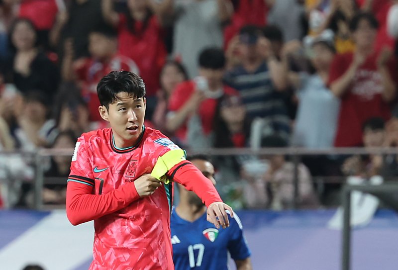 [서울=뉴시스] 김명년 기자 = 10일 서울 마포구 서울월드컵경기장에서 열린 2026 국제축구연맹(FIFA) 북중미월드컵 아시아 3차 예선 한국과 쿠웨이트의 경기, 한국 손흥민이 교체 투입된 후 주장 완장을 차고 있다. 2025.06.10. kmn@newsis.com