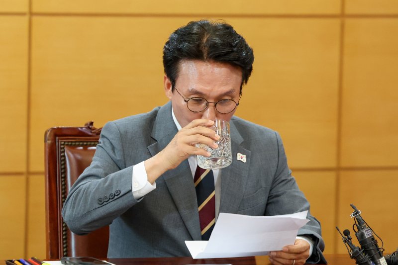 김민석 국무총리 후보자가 10일 오전 서울 종로구 통의동 금융감독연수원에 마련된 청문회 준비단 사무실에서 열린 출입기자간담회에서 물을 마시고 있다. (공동취재) 2025.6.10/뉴스1 ⓒ News1 임세영 기자