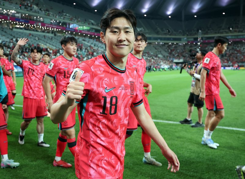 대한민국 축구 국가대표팀 이강인이 10일 서울월드컵경기장에서 쿠웨이트와의 2026 북중미 월드컵 아시아 3차 예선 최종전에서 승리한 뒤 열린 11회 연속 월드컵 본석 진출 축하 행사에서 카메라를 보며 미소를 짓고 있다.2025.6.10/뉴스1 ⓒ News1 김진환 기자