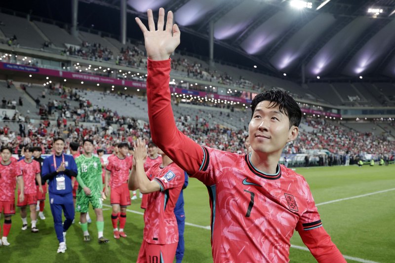 [서울=뉴시스] 최동준 기자 = 11회 연속 월드컵 본선 진출에 성공한 한국 축구대표팀 손흥민이 10일 서울 마포구 서울월드컵경기장에서 열린 2026 국제축구연맹(FIFA) 북중미월드컵 아시아 3차 예선 쿠웨이트와 경기를 마치고 경기장을 돌며 관중들에게 인사하고 있다. 2025.06.10. photocdj@newsis.com