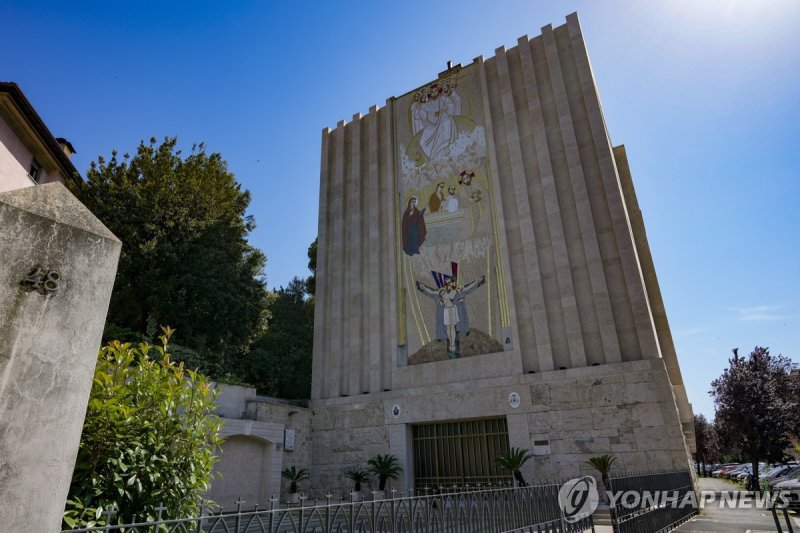 로마에 있는 캐나다 순교자 성모 교회 정면에 설치된 루프니크 신부의 모자이크 작품 (출처=연합뉴스)