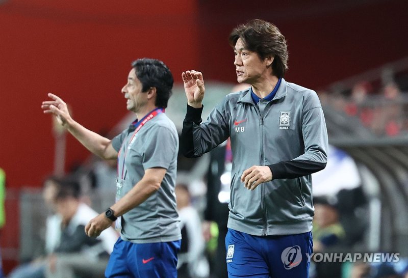 작전 지시하는 홍명보 감독 (출처=연합뉴스)