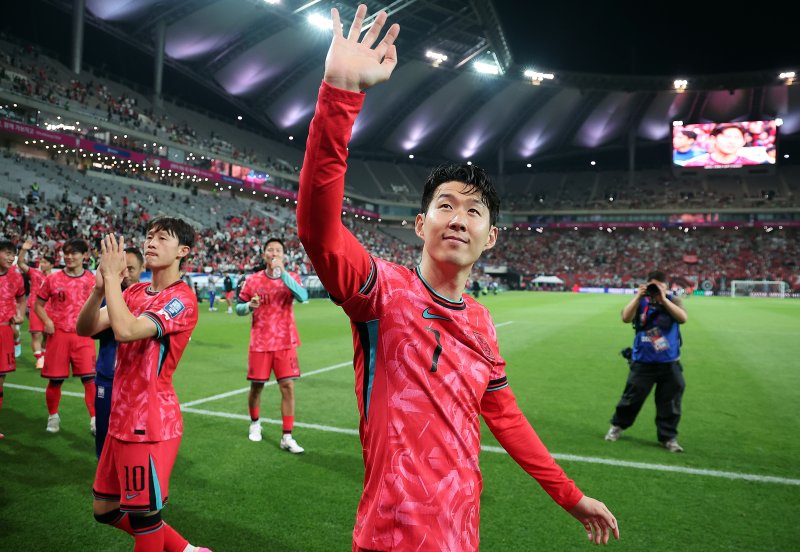 대한민국 축구 국가대표팀 손흥민을 비롯한 선수들이 10일 서울월드컵경기장에서 쿠웨이트와의 2026 북중미 월드컵 아시아 3차 예선 최종전에서 승리한 뒤 열린 11회 연속 월드컵 본석 진출 축하 행사에서 팬들에게 인사하고 있다.2025.6.10/뉴스1 ⓒ News1 김진환 기자