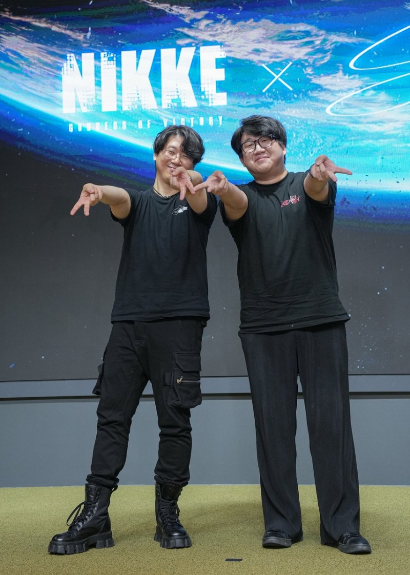 포즈 취하는 시프트업 김형태 대표·유형석 디렉터 (출처=연합뉴스)