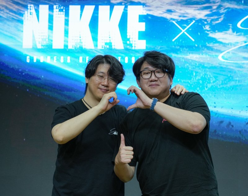 포즈 취하는 시프트업 김형태 대표·유형석 디렉터 (출처=연합뉴스)