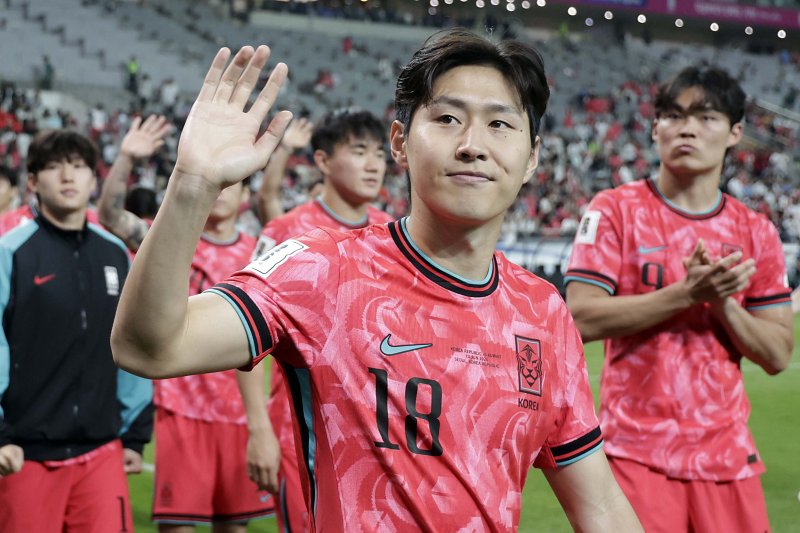 [서울=뉴시스] 최동준 기자 = 11회 연속 월드컵 본선 진출에 성공한 한국 축구대표팀 이강인이 10일 서울 마포구 서울월드컵경기장에서 열린 2026 국제축구연맹(FIFA) 북중미월드컵 아시아 3차 예선 쿠웨이트와 경기를 마치고 경기장을 돌며 관중들에게 인사하고 있다. 2025.06.10. photocdj@newsis.com