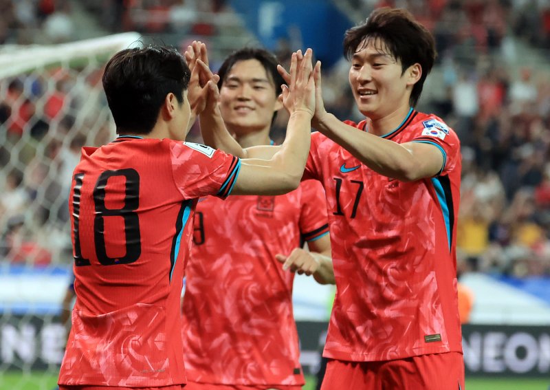 10일 오후 서울 마포구 상암동 서울월드컵경기장에서 열린 2026 국제축구연맹(FIFA) 북중미 월드컵 아시아 3차 예선 B조 10차전 대한민국과 쿠웨이트의 경기, 대한민국 이강인이 후반 팀의 두 번째 골을 넣은 뒤 어시스트를 한 배준호와 기쁨을 나누고 있다. 2025.6.10/뉴스1 ⓒ News1 김진환 기자